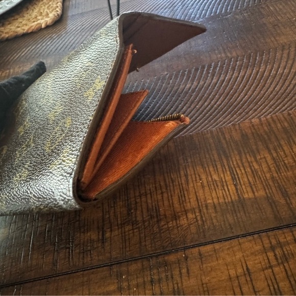 Louis Vuitton Monogram
Porte Monnaie
Billets Tresor Bifold Wallet - Picture 10 of 15